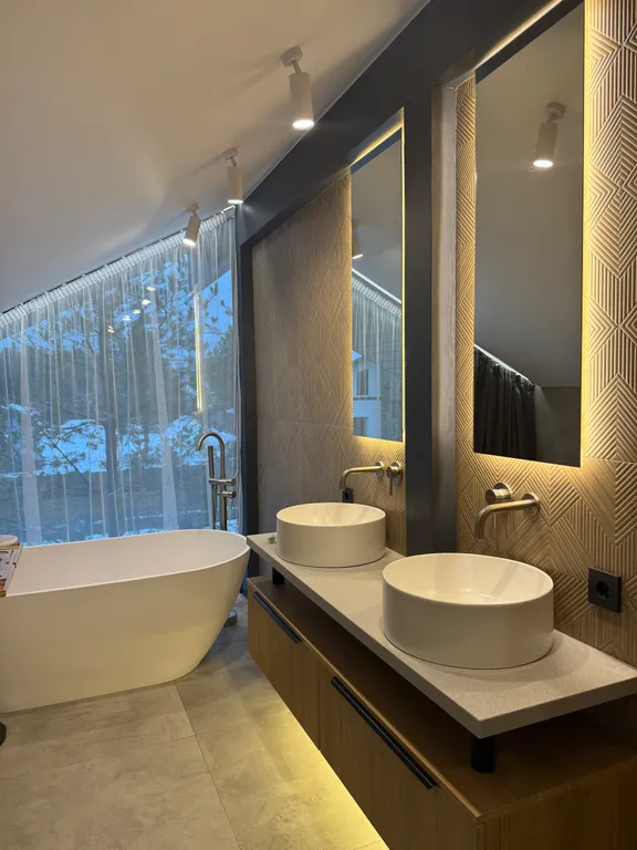 Премиальный загородный дом с теплым бассейном, на берегу