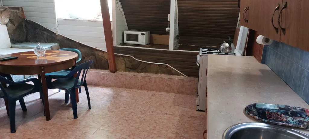 Уютный дом с камином на опушке леса