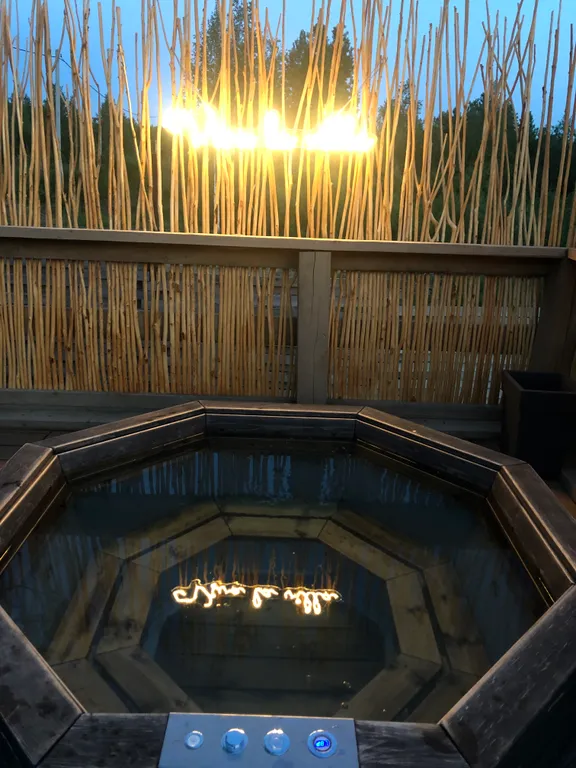 Новая вилла с горячей джакузи в террасе в черте города