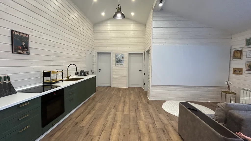 Загородный дом с большой террасой, кострищем и лесом