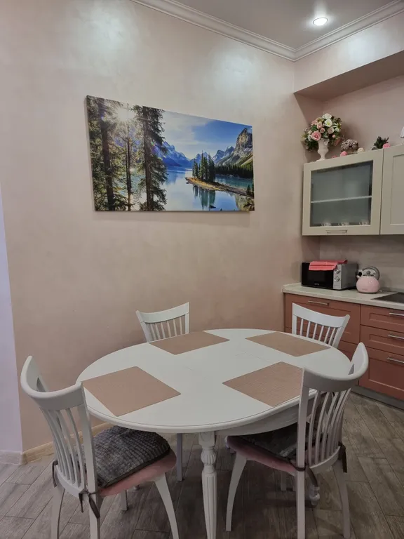 Уютный апартамент в центре с балконом и видом на горы лес