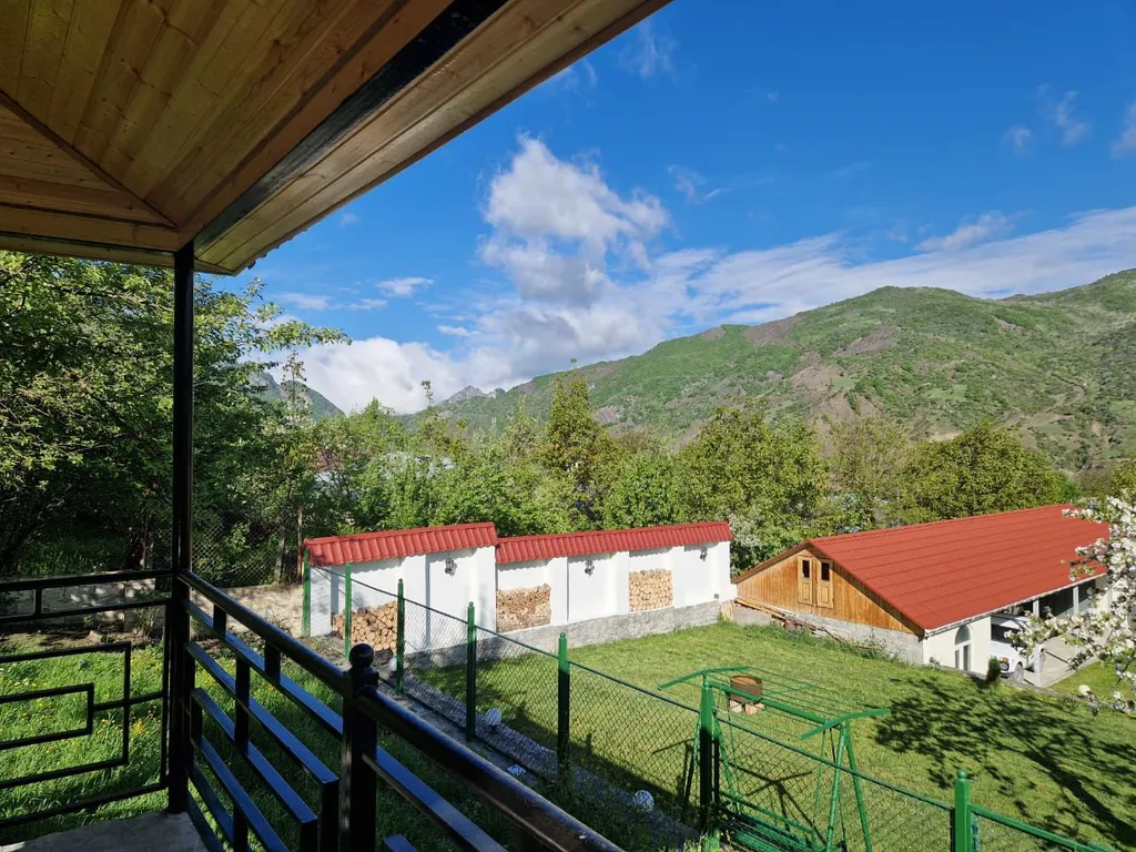 Вилла с садом и видом на горы