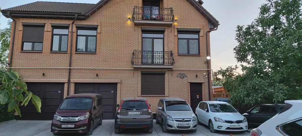 Шикарный трехкомнатный апартамент с кухней и балконом