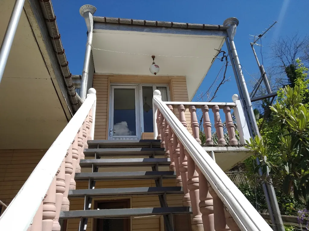 Флигель с балконом в саду