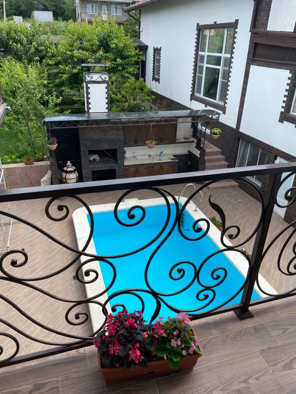 Дом в лесу с видом на море