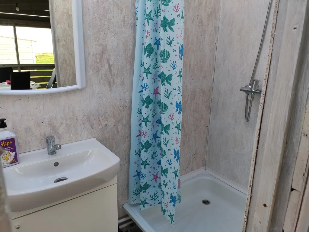 Домик с терассой на берегу озера Ильмень