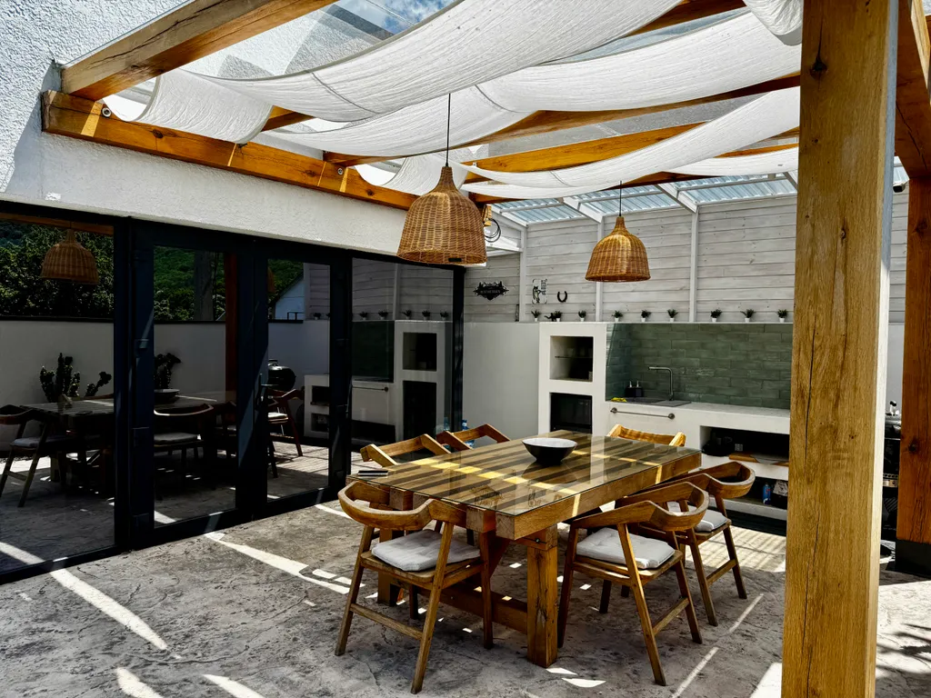 Дом в тихом месте, со своим минипляжем