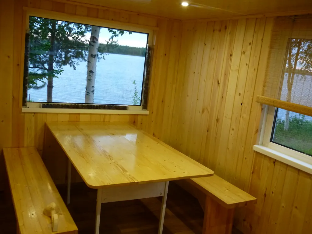 Дом на берегу с баней и лодкой