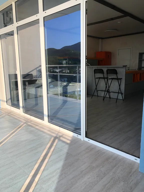 Яркая студия на берегу моря