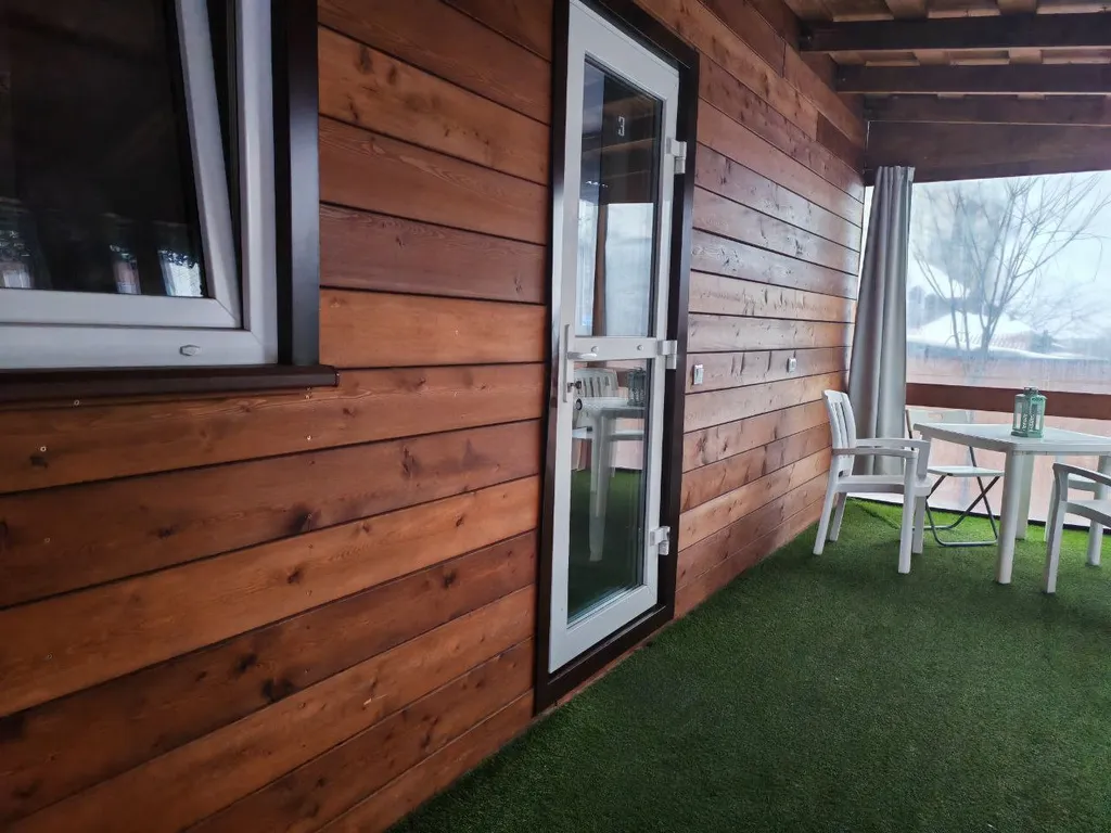 Коттедж Однокомнатный домик с террасой и мангалом — Новосибирск