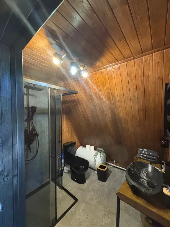 Дом афрейм с видом на горы и пруд