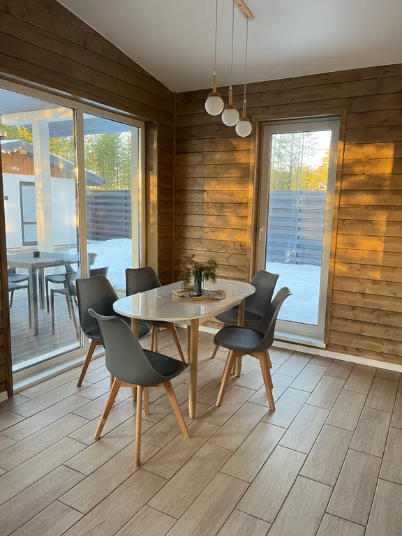 Дом в окружении сосен