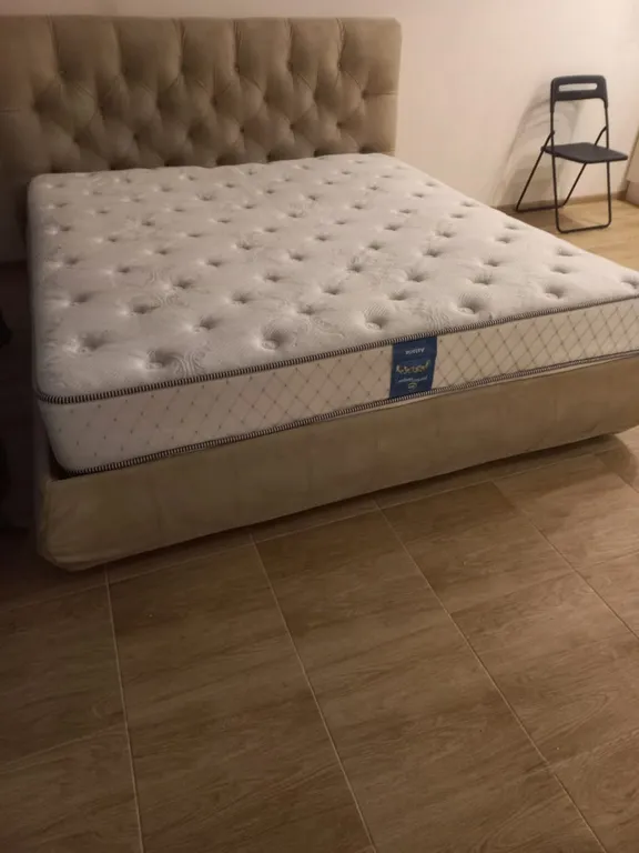 Гармония уюта: светлая студия с кроватью king size