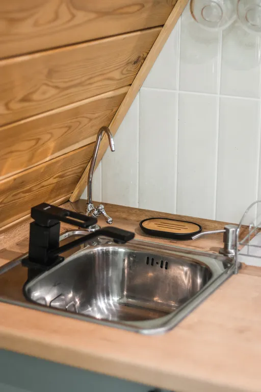 Треугольный домик с видом на лес и горы