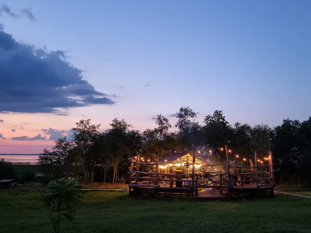 Дом у озера на Селигере