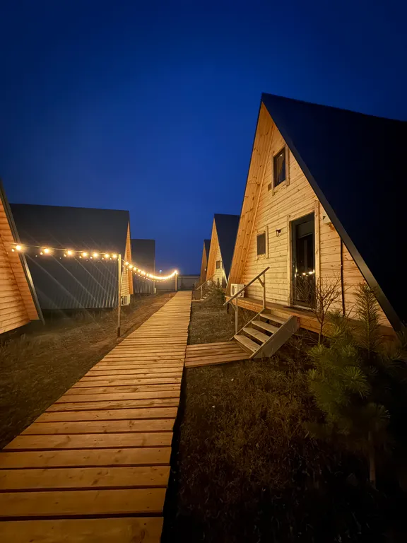 Треугольный дом на берегу реки