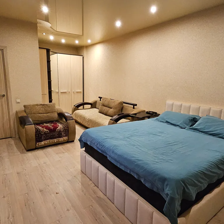 Большая квартира с лоджией в центре города