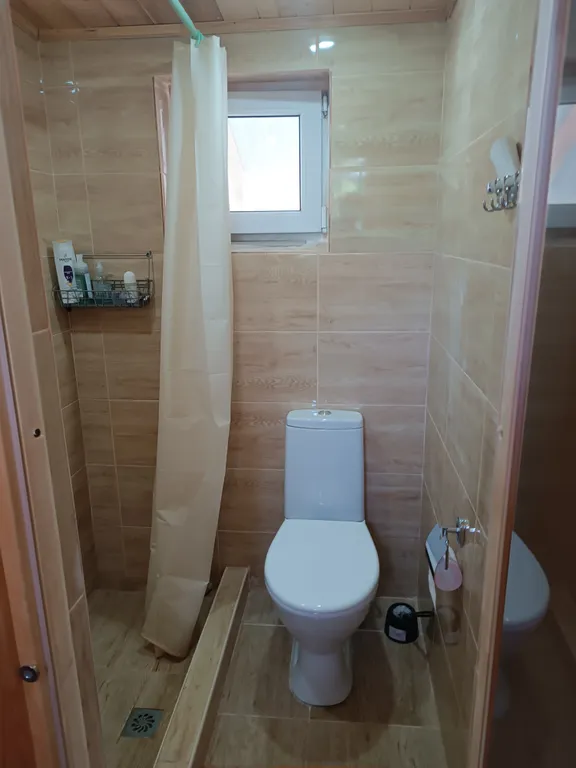 Небольшой дом с бассейном мангалом и беседкой