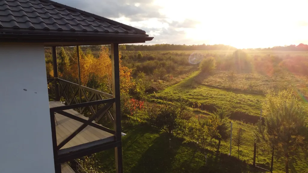 Дом с видом на море и отдельно стоящей баней.