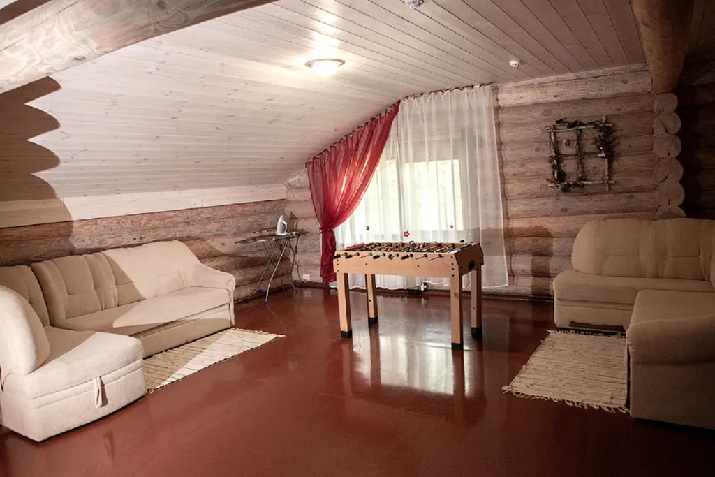 Деревянный дом у озера с сауной и бильярдом