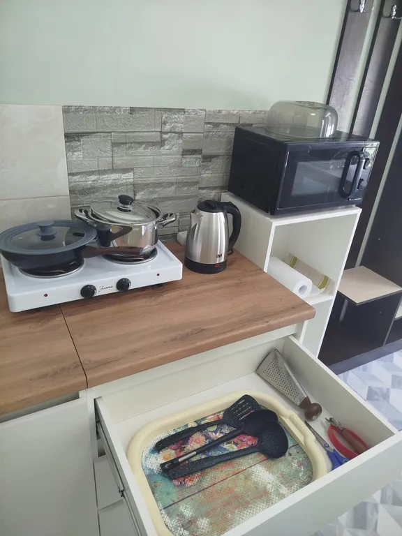 Комната с отдельной кухней в тихом районе, рядом с центром