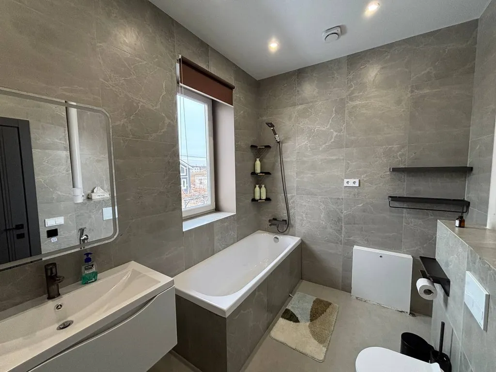 Просторный дом с собственной территорией и настоящим камином