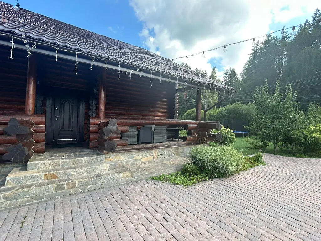 Загородный дом в окружении леса Grovehause