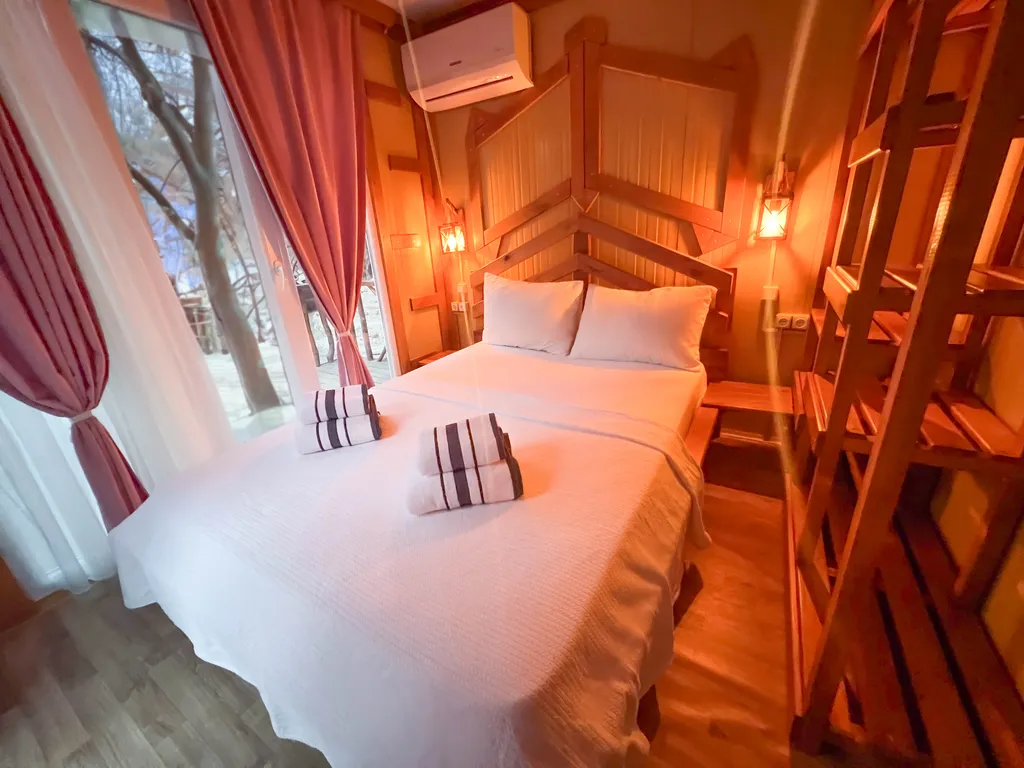 Бунгало в сосновом лесу на берегу Средиземного моря, Турция