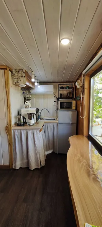 Дом-берлога в лесу с видом на горы