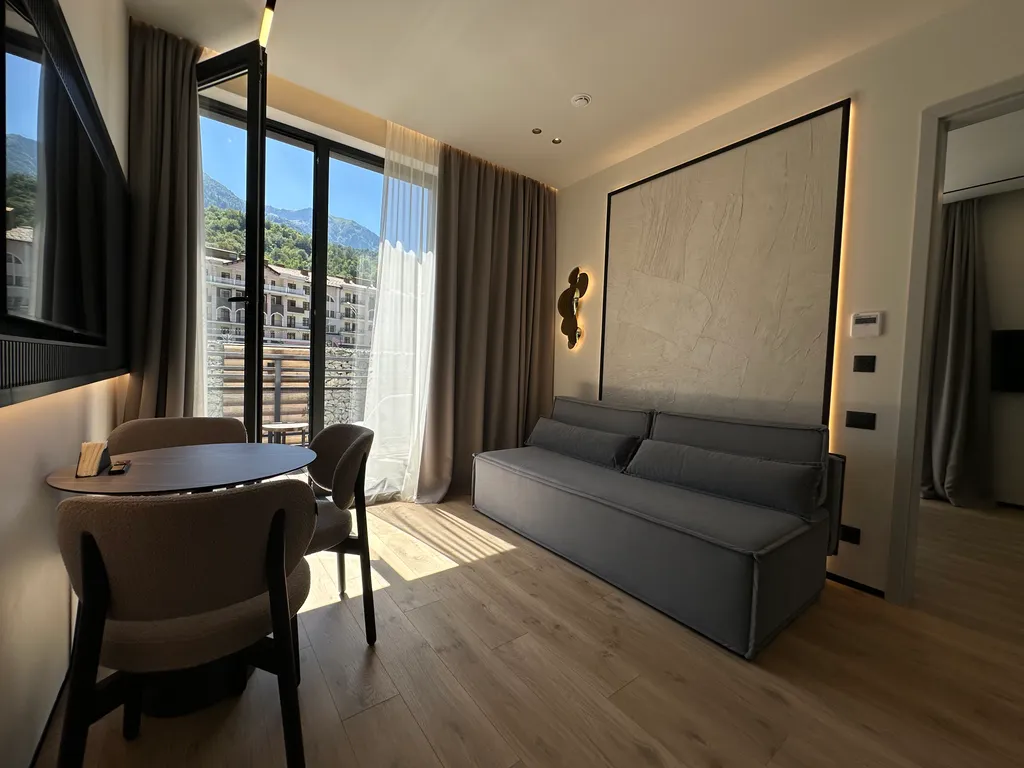 Апартаменты люкс с личной террасой и выходом к бассейну