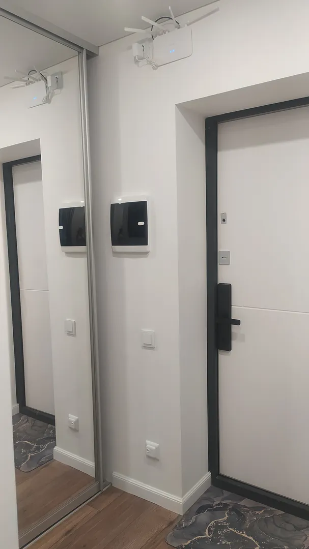 Прихожая(замок электронный, вход по четырехзначному коду) ) 