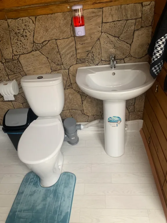 Уютный дом на берегу реки