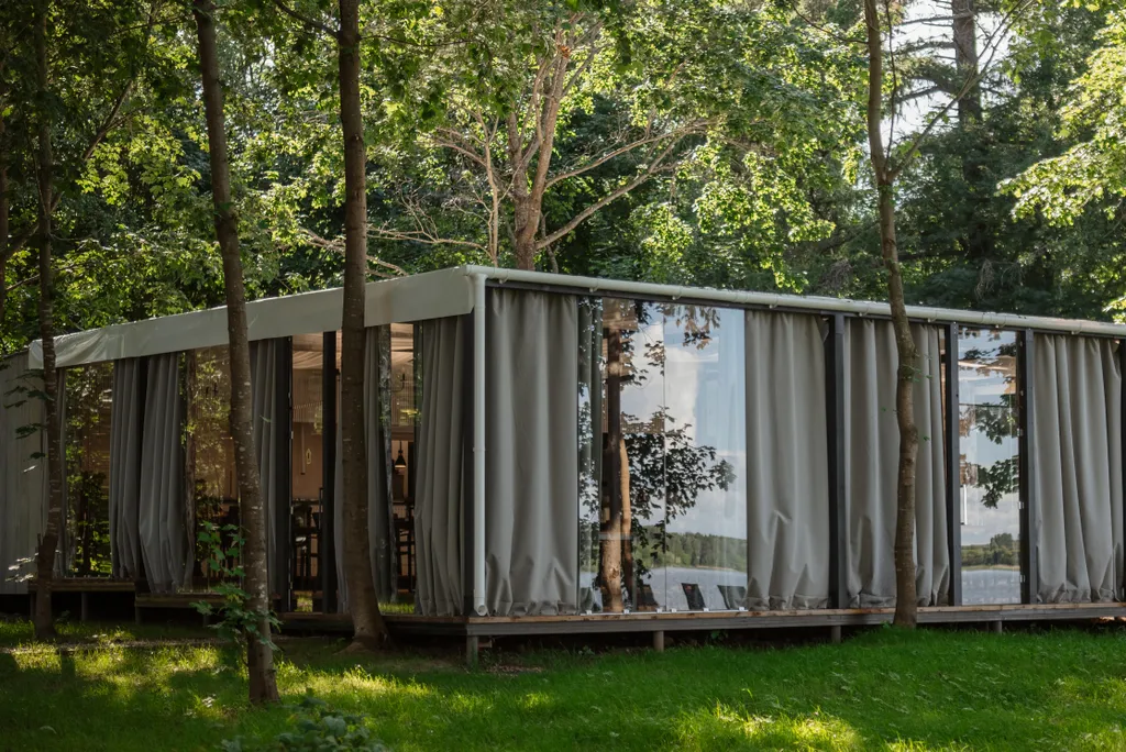 Домик-куб для двоих на берегу реки