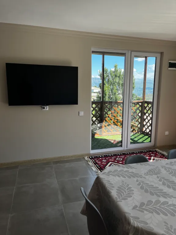 Домик с видом на горы