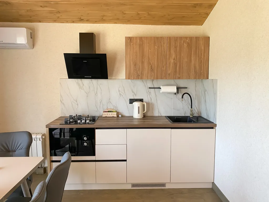 Просторный двухкомнатный коттедж в лесу у пруда