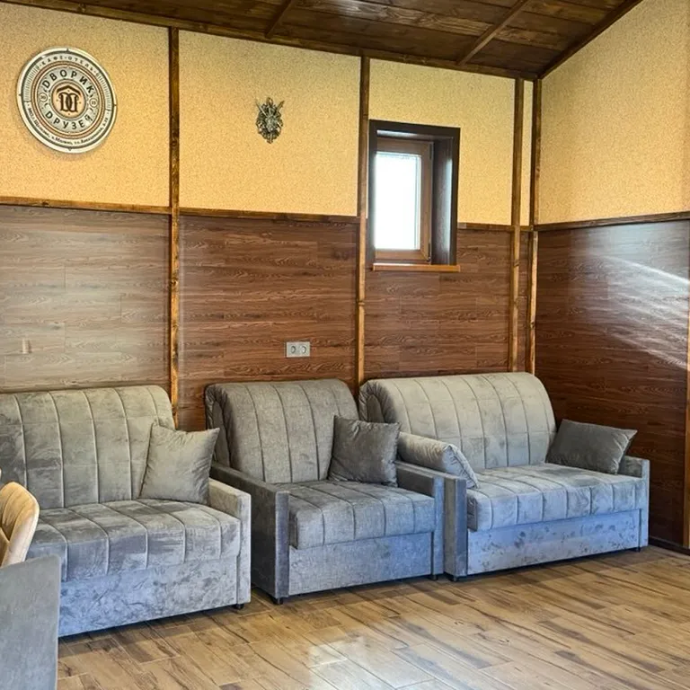 Большая студия с камином и русской печкой