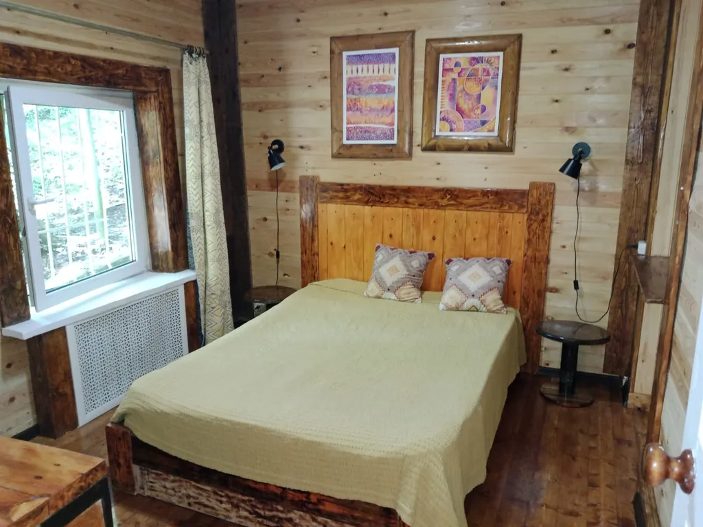 Домик с верандой в лесу