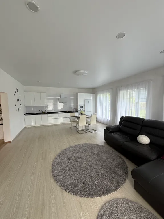 Дом на берегу реки с баней