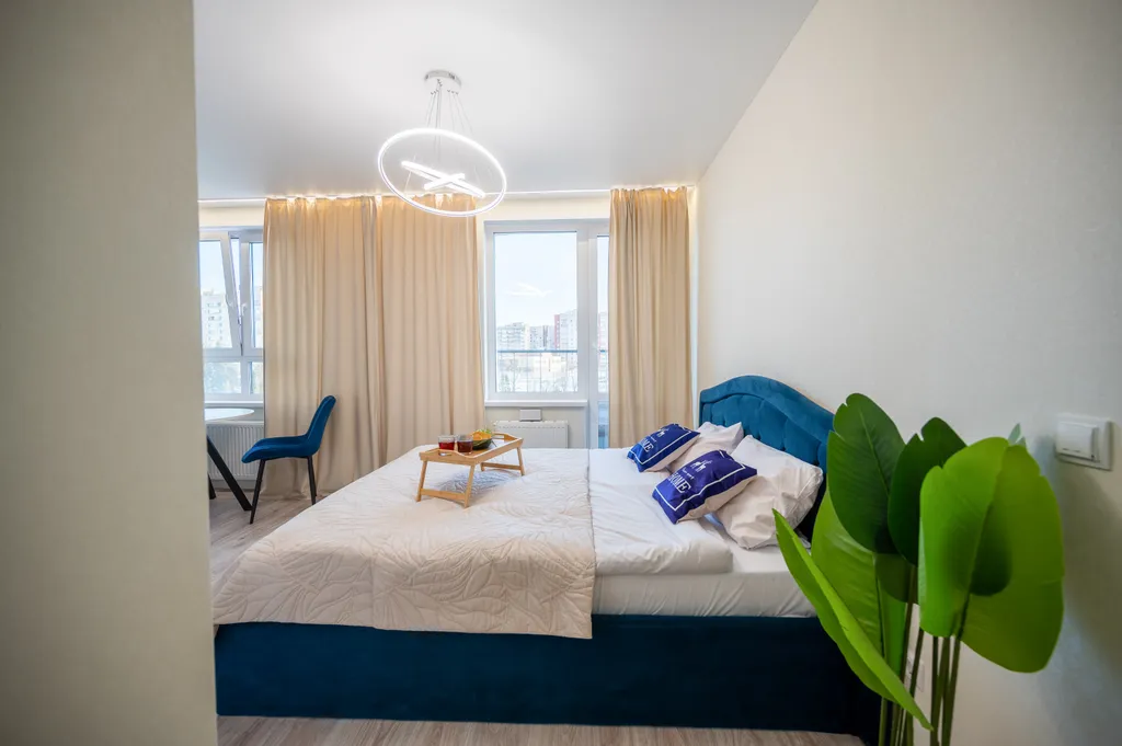 Пpосторная студия с балконом и красивым видом