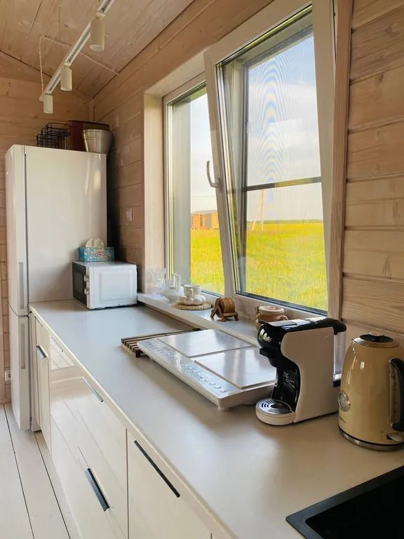 Панорамный дом у поля и леса