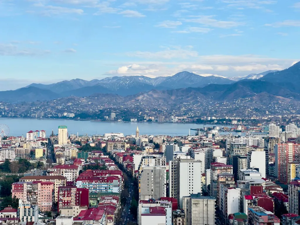 Alliance Palace, вид на старый город, море и горы