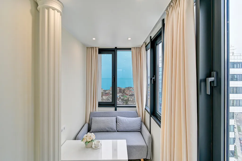 Квартира Квартира Двухкомнатная с 2 санузлами, проектором на балконе, бассейном на территории — Адлер