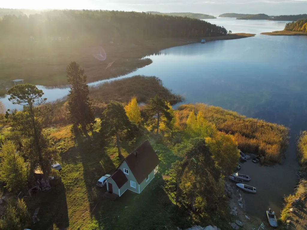 Домик на берегу залива Ладожского озера
