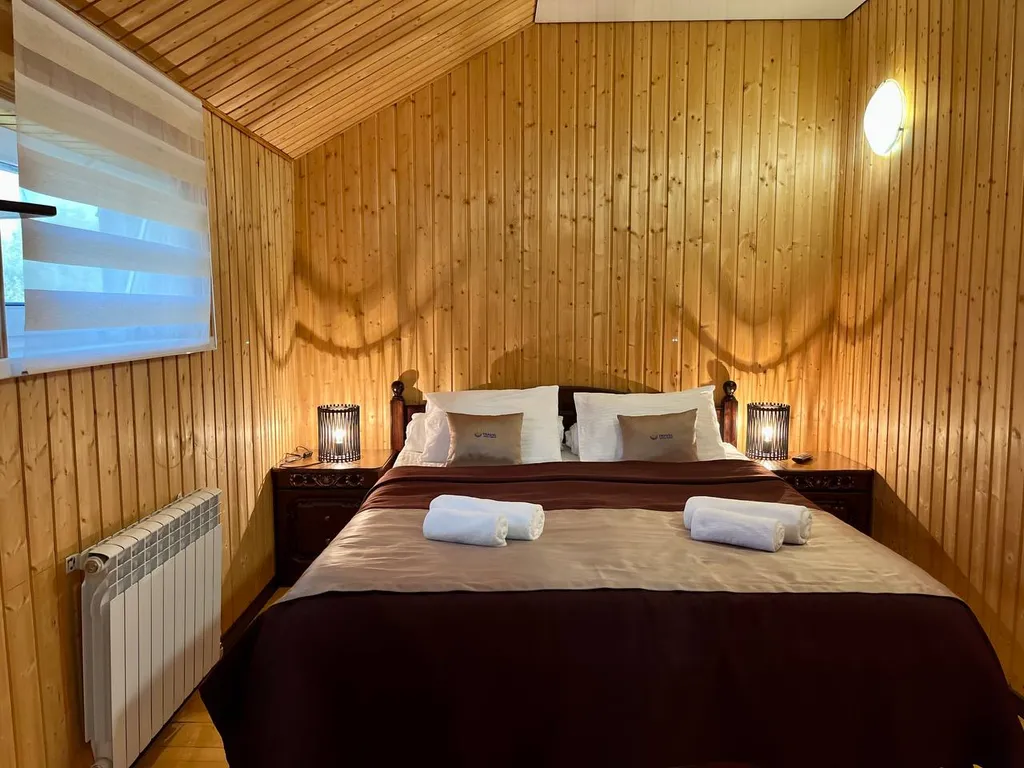 Люкс с балконом с видом на озеро двухкомнатный