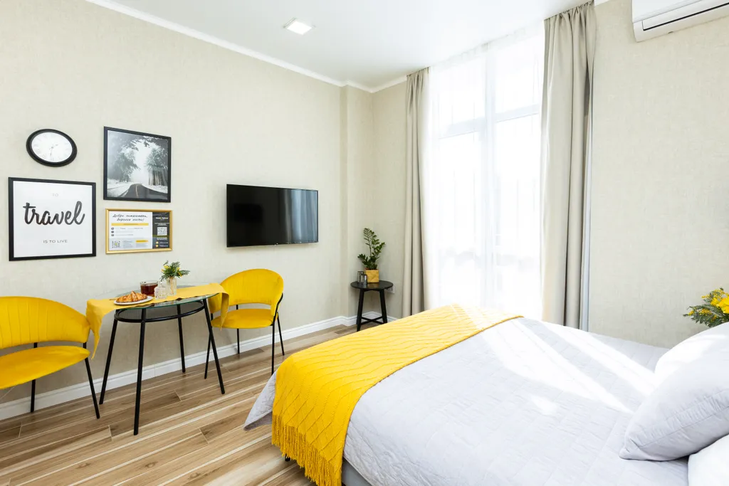 Студия с видом на закат в горах