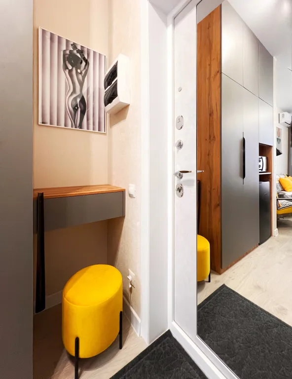 Стильная квартира-студия в яркой цветовой гамме с видом на бассейн