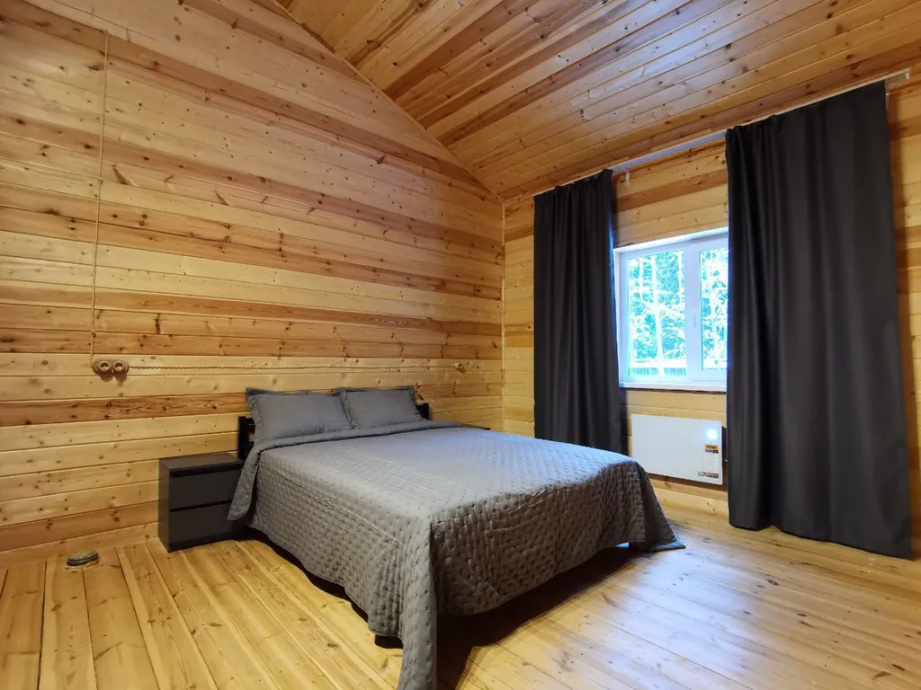 Уединённый загородный дом с баней на большом участке