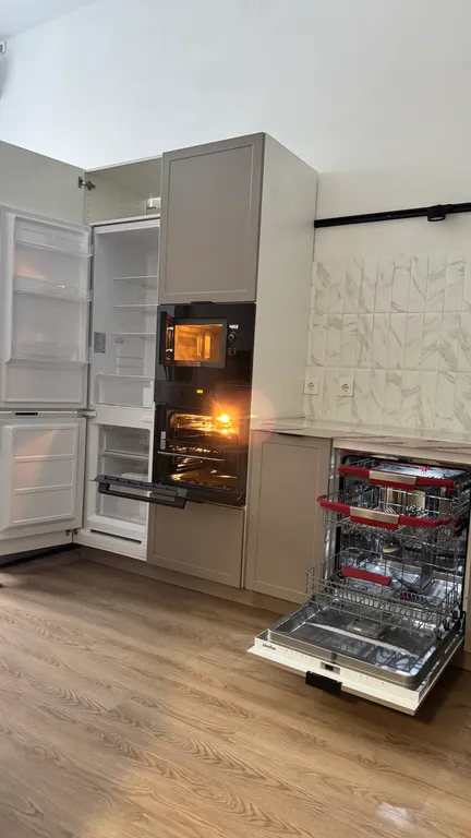 Евродвушка с высокими потолками и большими окнами, 2 кровати