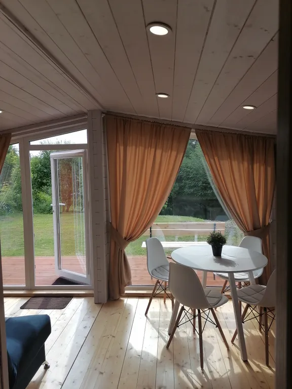 Уютный домик у реки