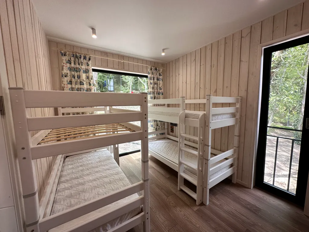 Коттедж Апартаменты рядом с морем ,с видом на горы у скалы парус — Прасковеевка